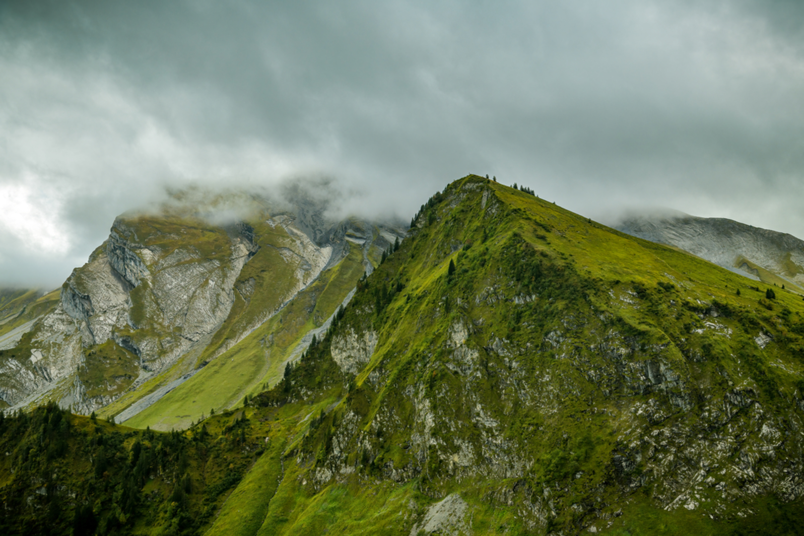 An image depicting the trail Klewenalp – Ängiloch – Ängi – Lochhütte – Stockhütte and its surrounding area.