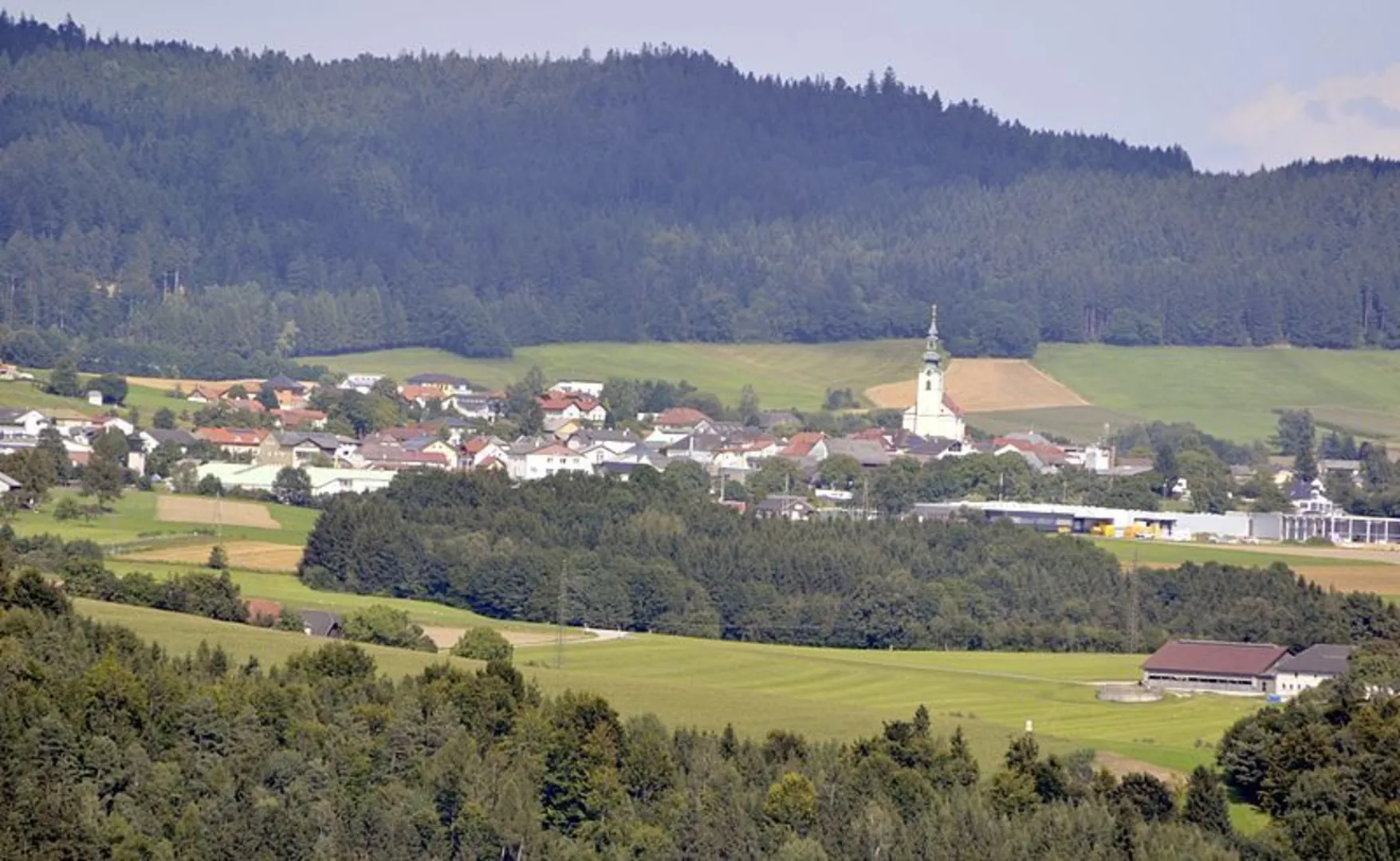 An image depicting the trail Hofkirchen Waterfall Loop and its surrounding area.