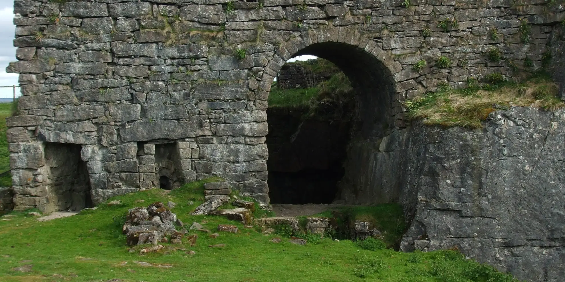 An image depicting the trail Cam High Road to Arten Gill Moss Link and its surrounding area.