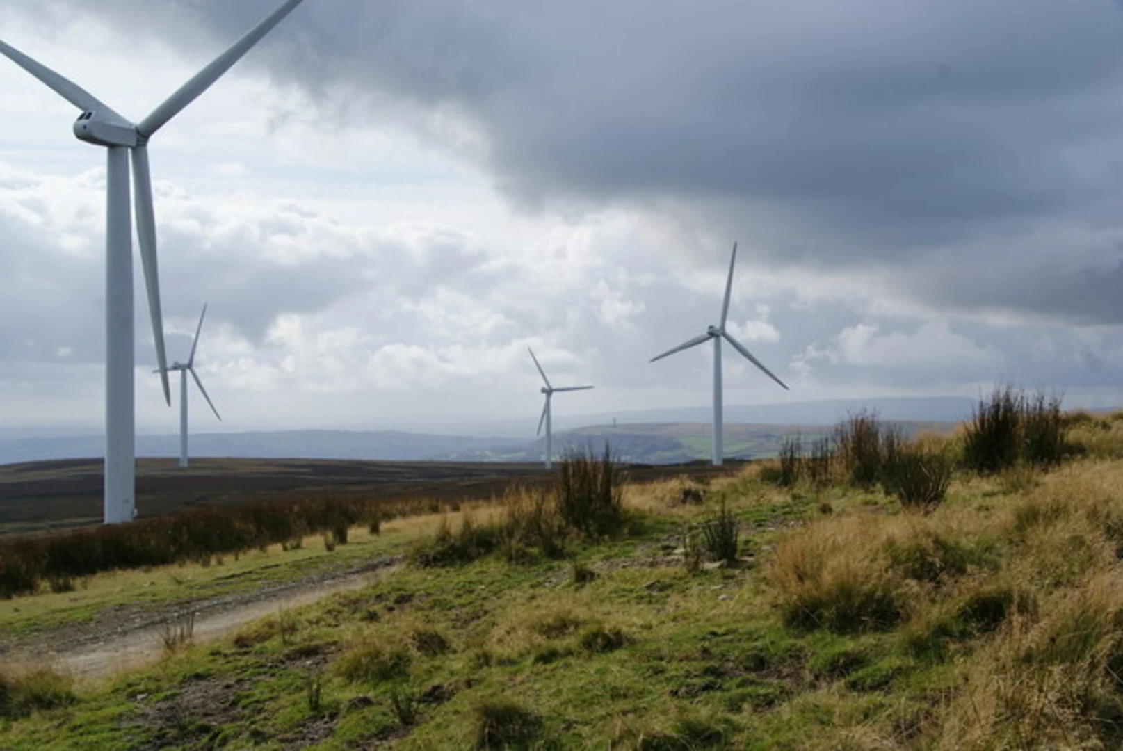 An image depicting the trail Knowl Hill Loop from Ashworth Moor Reservoir and its surrounding area.
