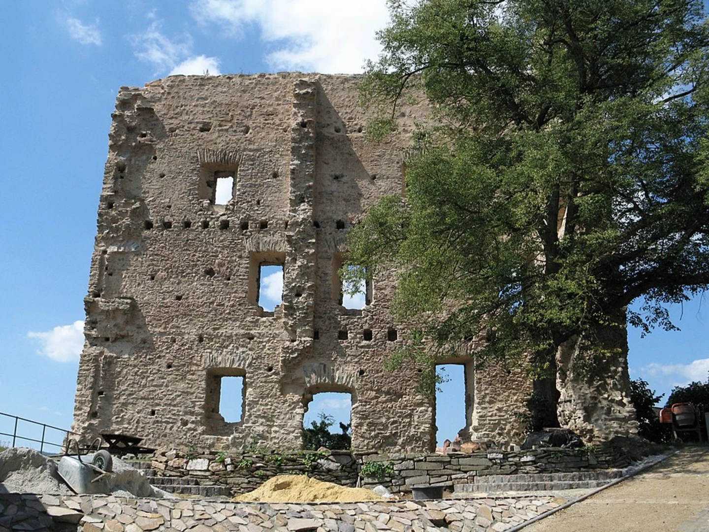 An image depicting the trail Aar-Höhenweg and its surrounding area.
