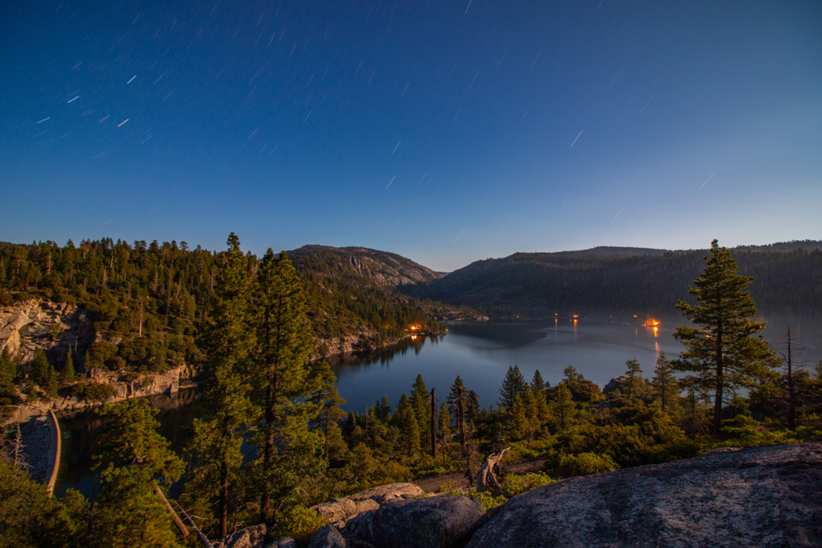 An image depicting the trail Pinecrest Lake to Pinecrest Peak Trail and its surrounding area.