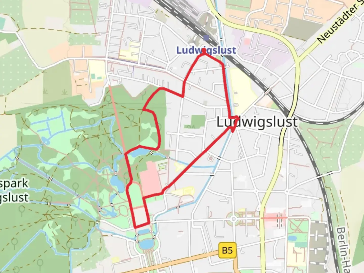 An image depicting the trail Natureum and Schlosspark Ludwigslust Loop via Bahnhofstraße and its surrounding area.