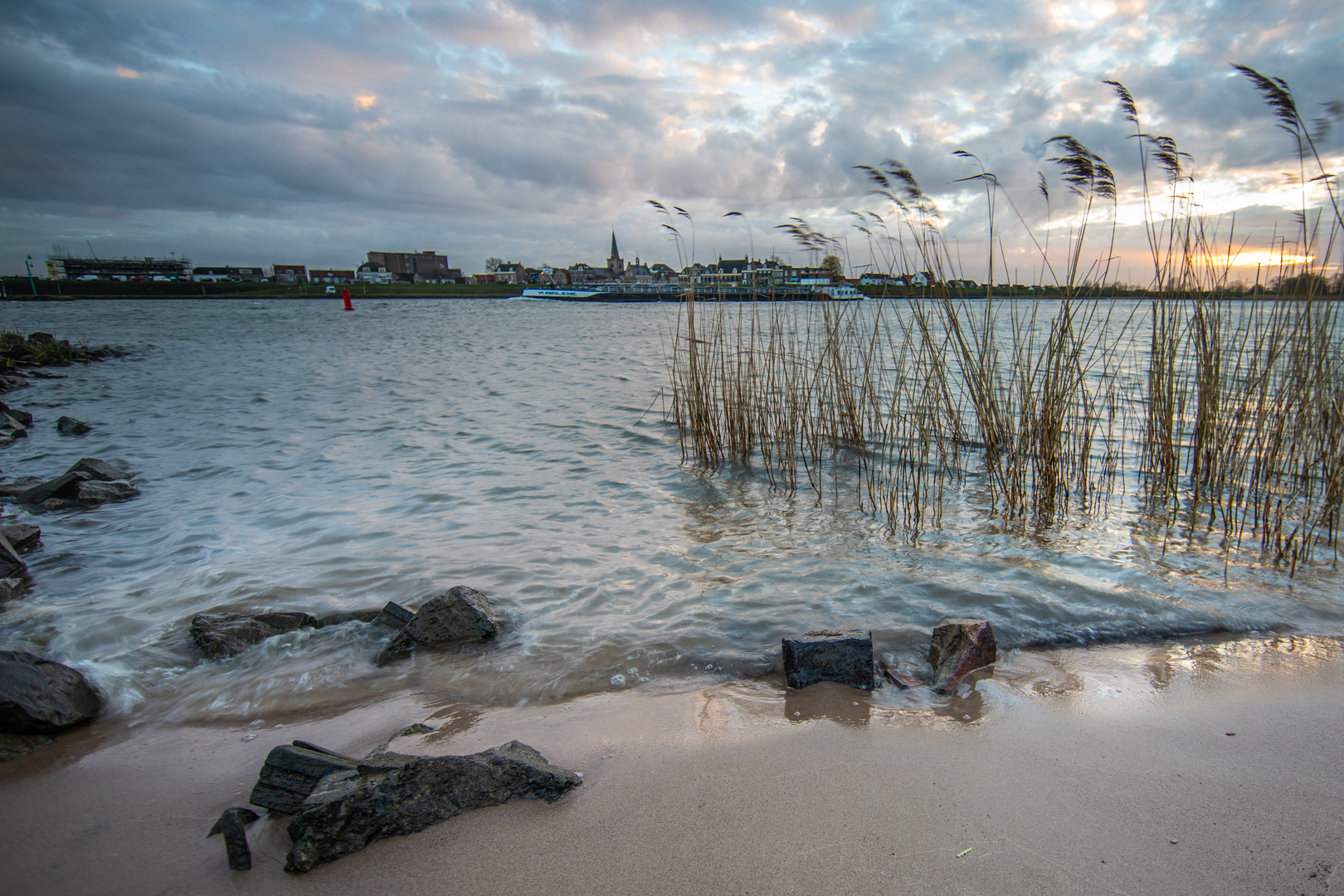 An image depicting the trail Hoogwaard to Hei en Boeicop via De Boezem and De Verel and its surrounding area.