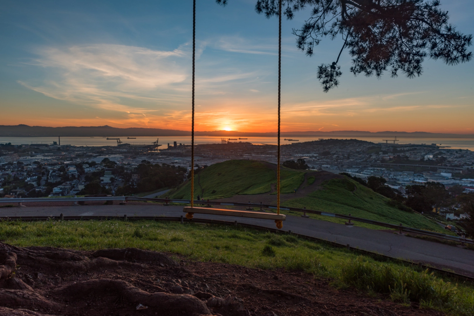 An image depicting the trail Bernal Hill - Bernal Heights Park Loop and its surrounding area.