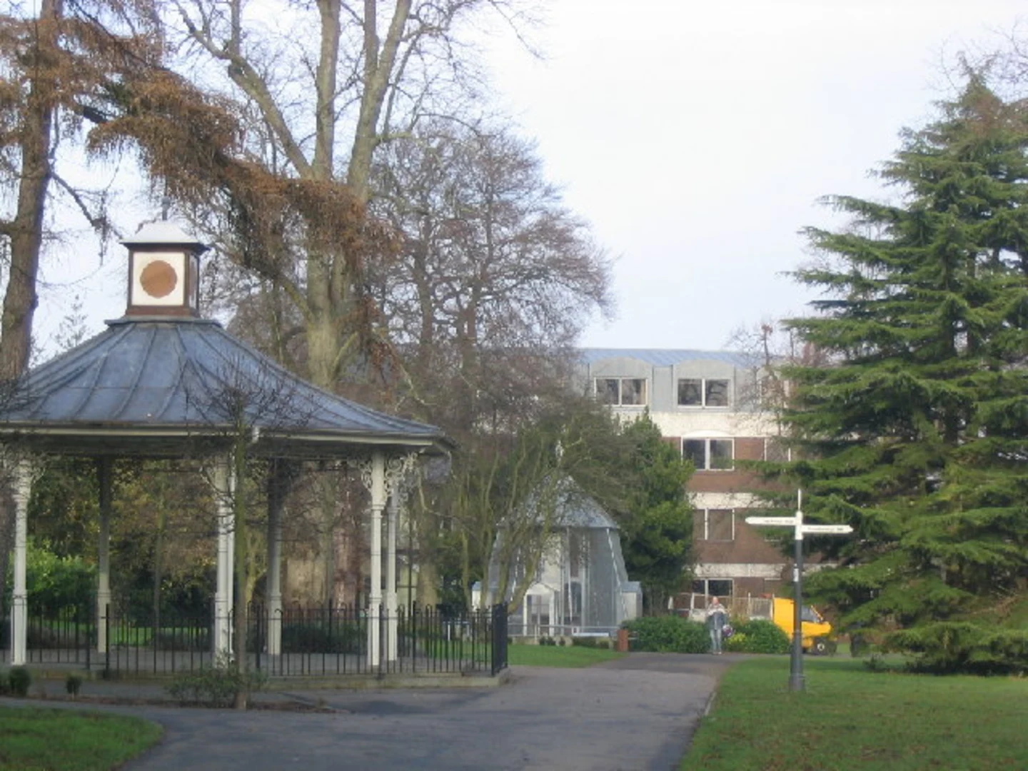 An image depicting the trail War Memorial Park Loop and its surrounding area.
