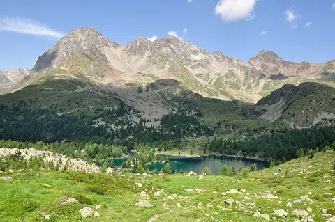 An image depicting the trail Sentiero Val da Camp and its surrounding area.