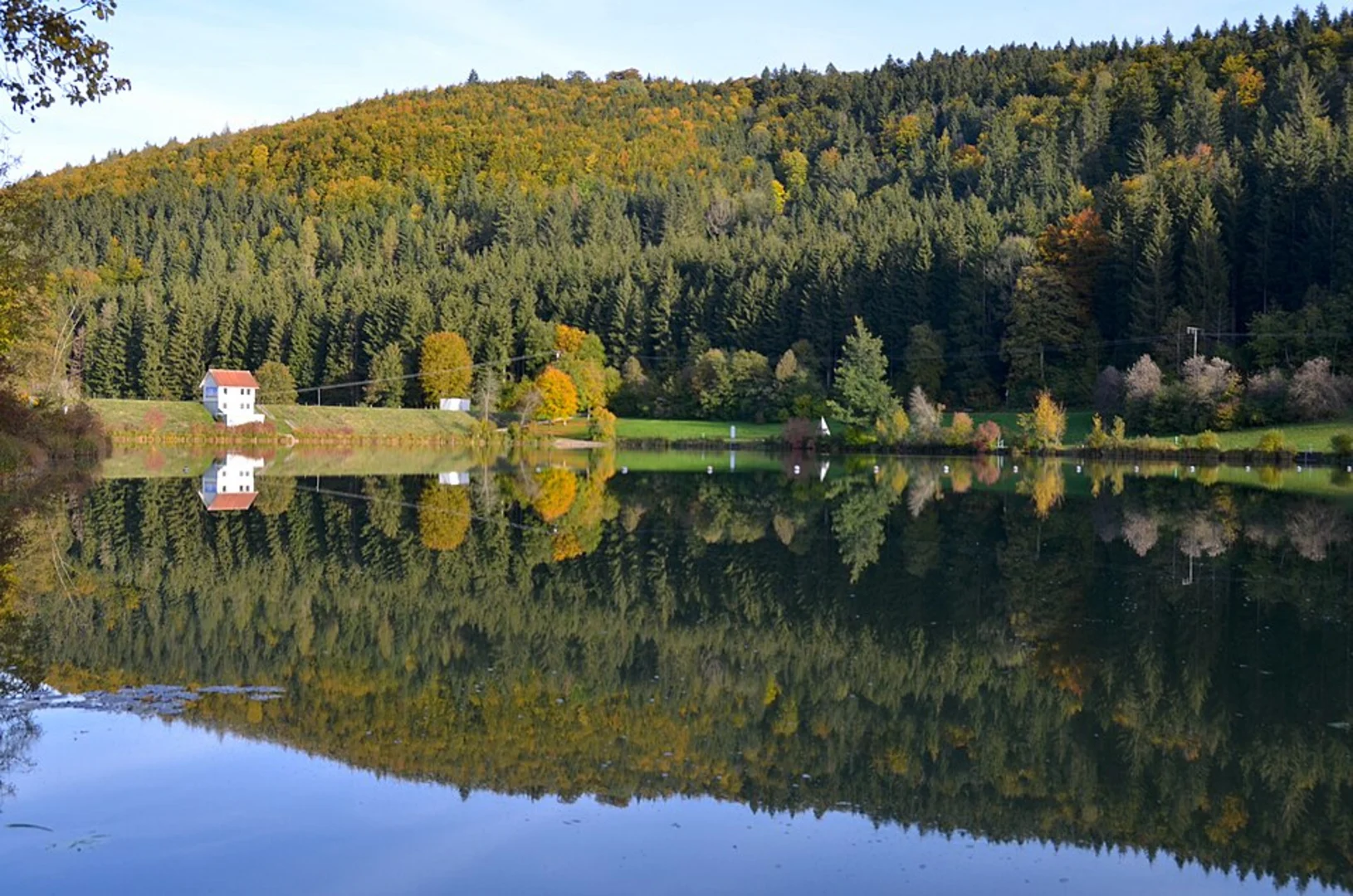 An image depicting the trail Oberdigisheimer Stausee, Oberdigisheim and Sommerhalde Loop and its surrounding area.