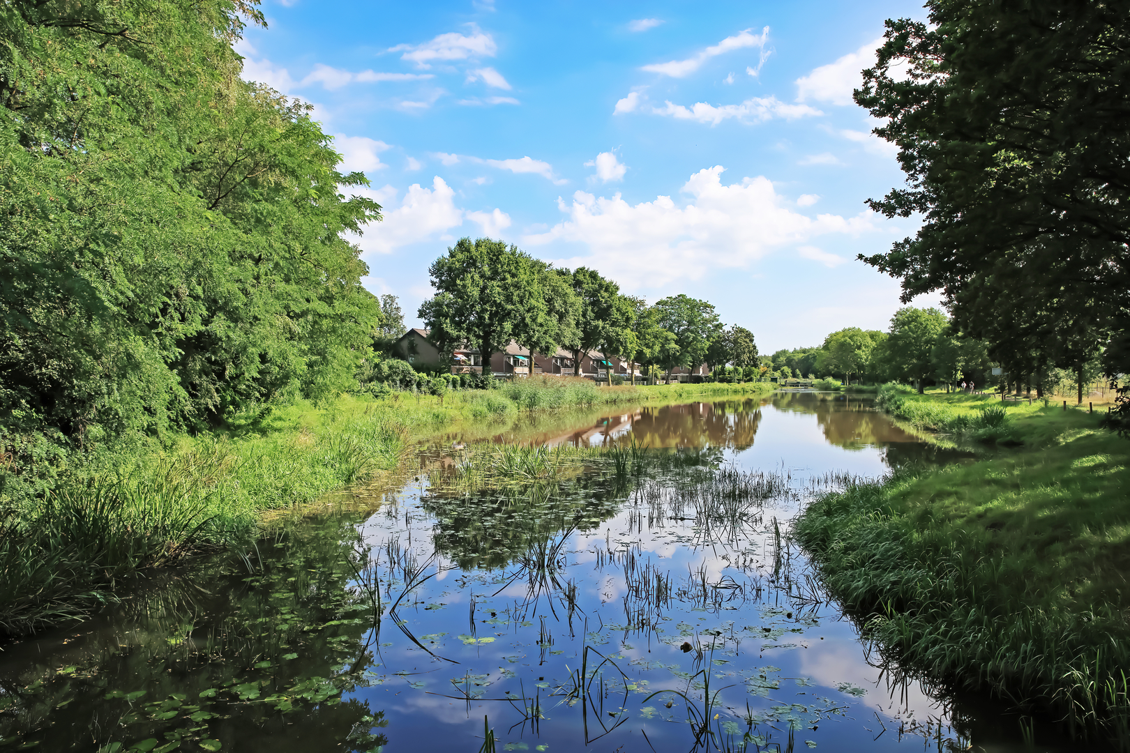 An image depicting the trail Achter t Veen, De Burgvallen and De Maarsch Loop and its surrounding area.