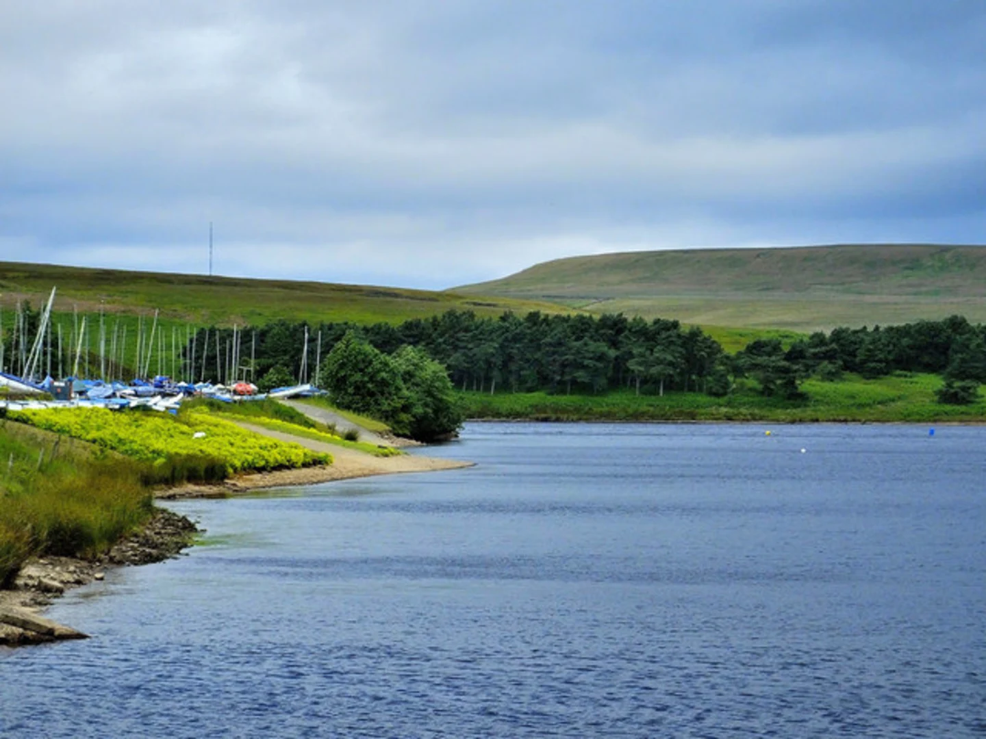 An image depicting the trail Winscar Reservoir Walk and its surrounding area.