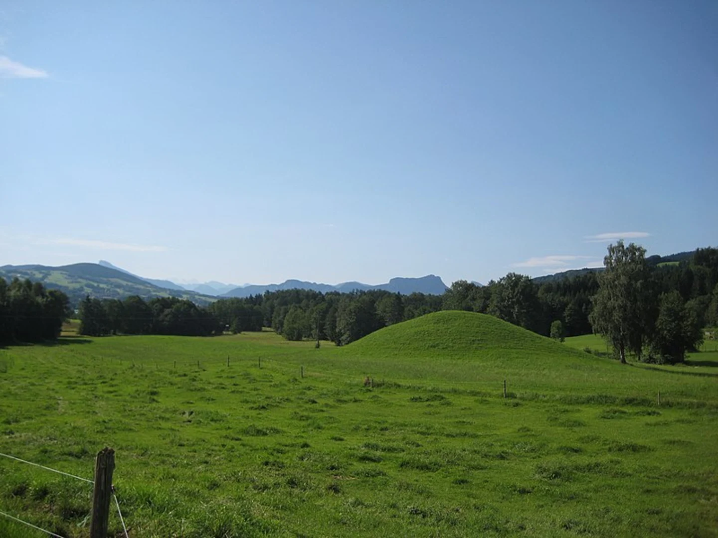 An image depicting the trail Mount Irrsberg near Oberhofen and its surrounding area.