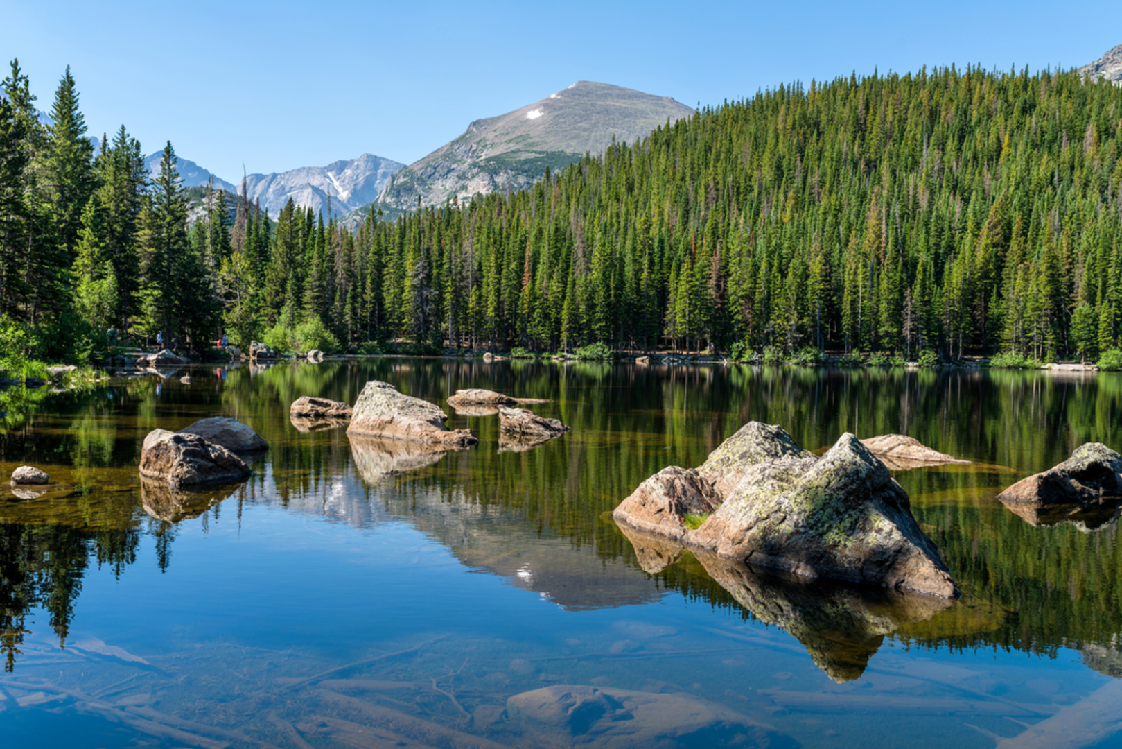 An image depicting the trail Hayiaha Lake, Dream Lake and Nymph Lake Trail and its surrounding area.