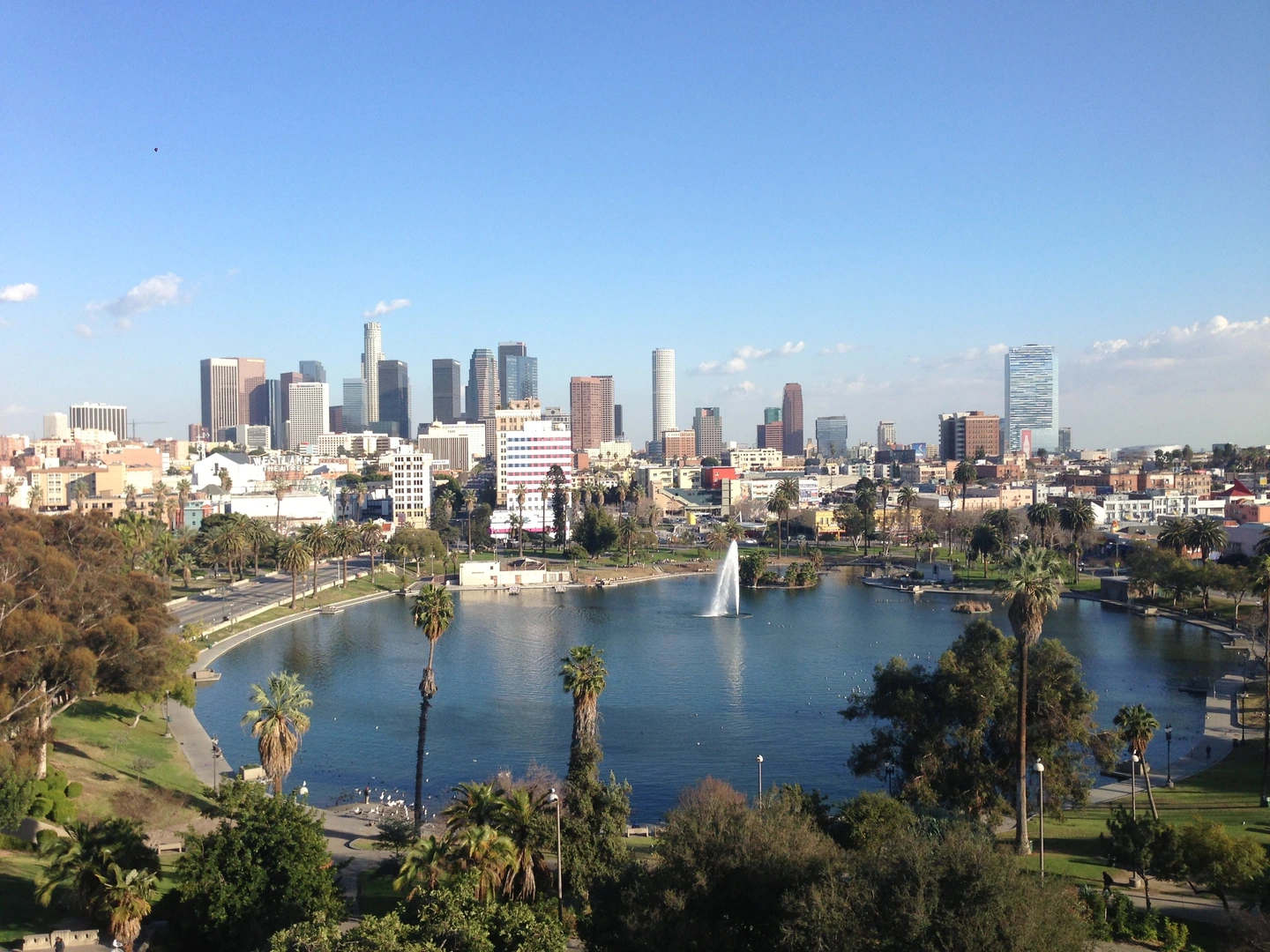 An image depicting the trail MacArthur Park Lake Loop and its surrounding area.