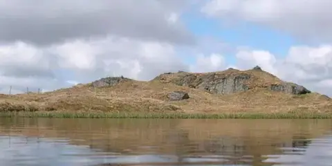 An image depicting the trail Beinglas Falls to Beinn a' Choin Loop from Inversnaid and its surrounding area.