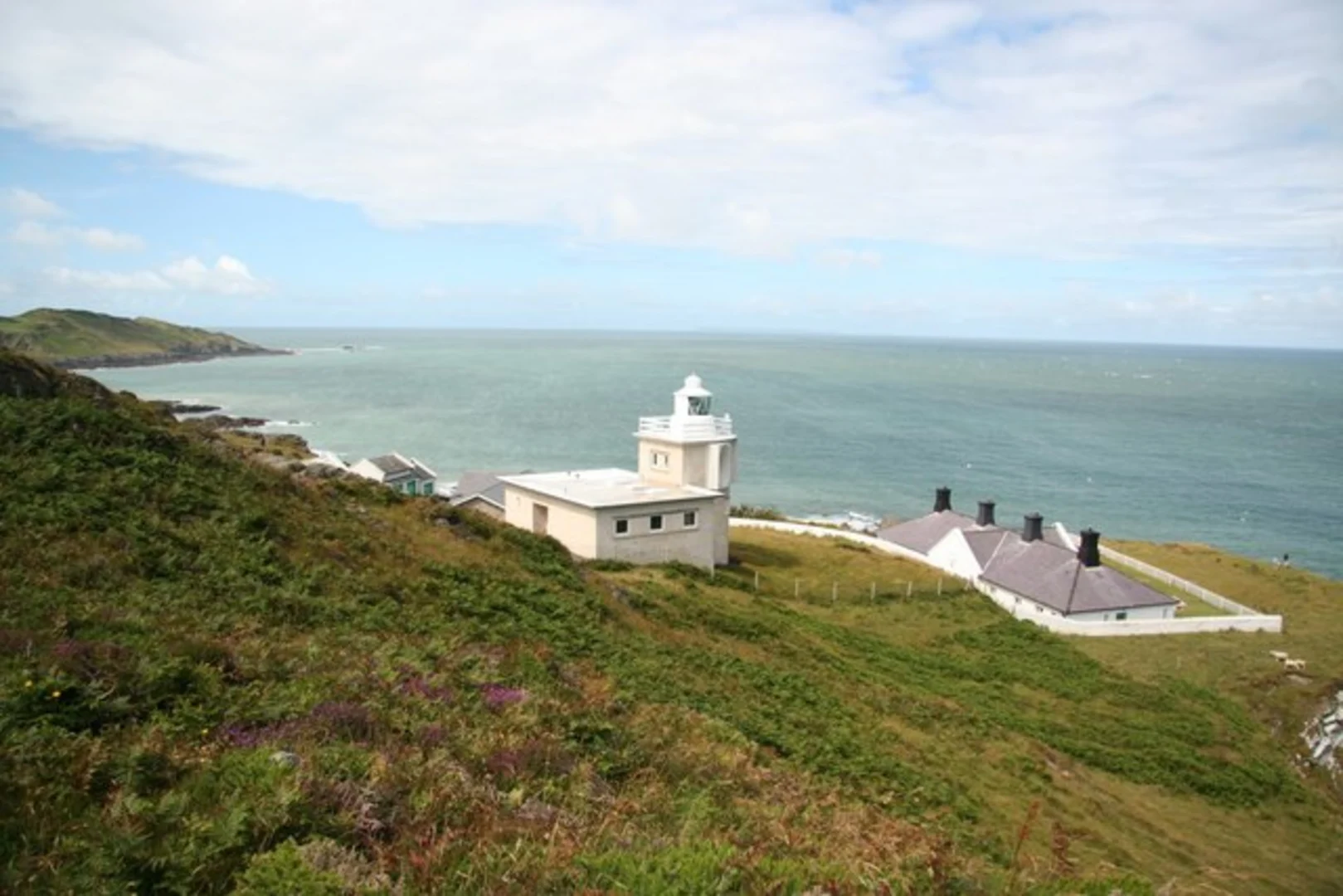 An image depicting the trail Ilfracombe to Woolacombe Walk and its surrounding area.