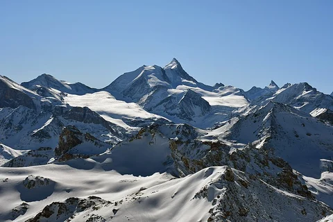 An image depicting the trail Val d’Anniviers and its surrounding area.