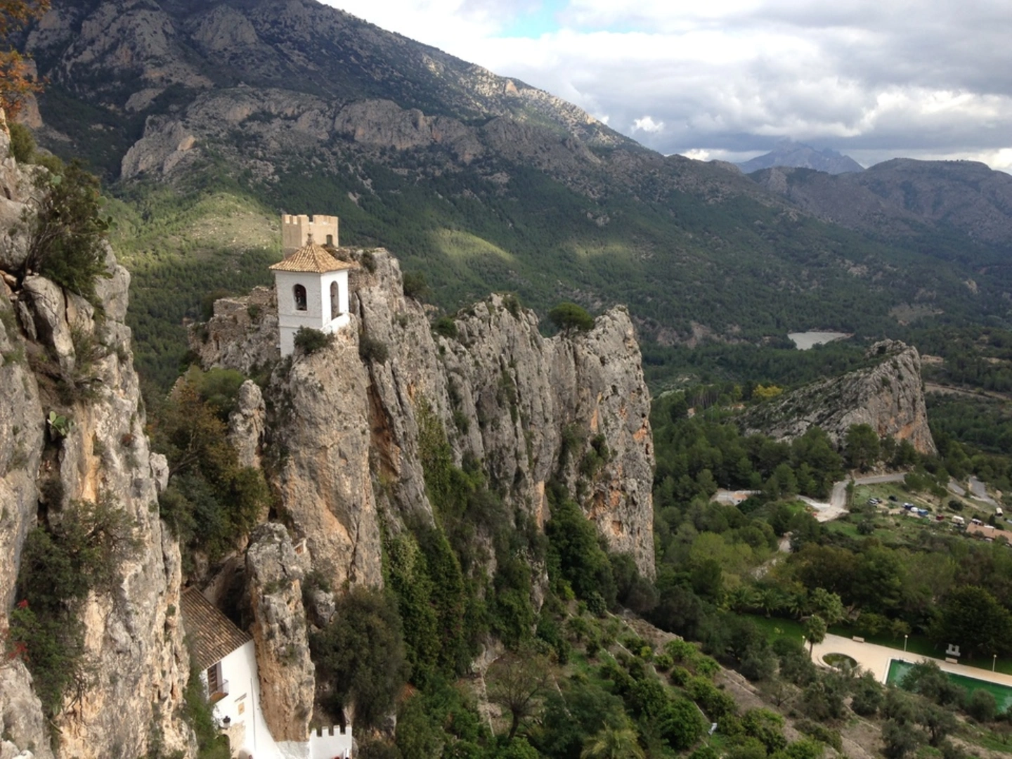 An image depicting the trail Benigembla - Cocoll - Castell de Castells PR CV 27 and its surrounding area.