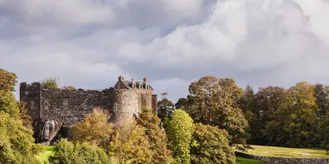 An image depicting the trail Ganavan Bay and Dunstaffnage Castle and its surrounding area.