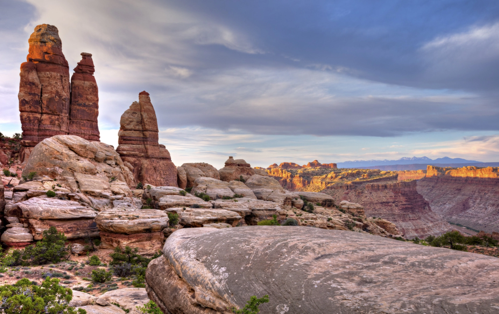An image depicting the trail Beehive Arch Trail and its surrounding area.