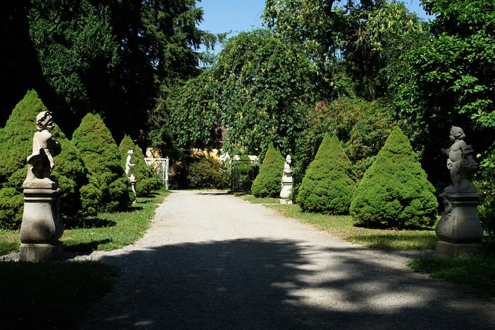 An image depicting the trail Barockschloßgarten Loop and its surrounding area.