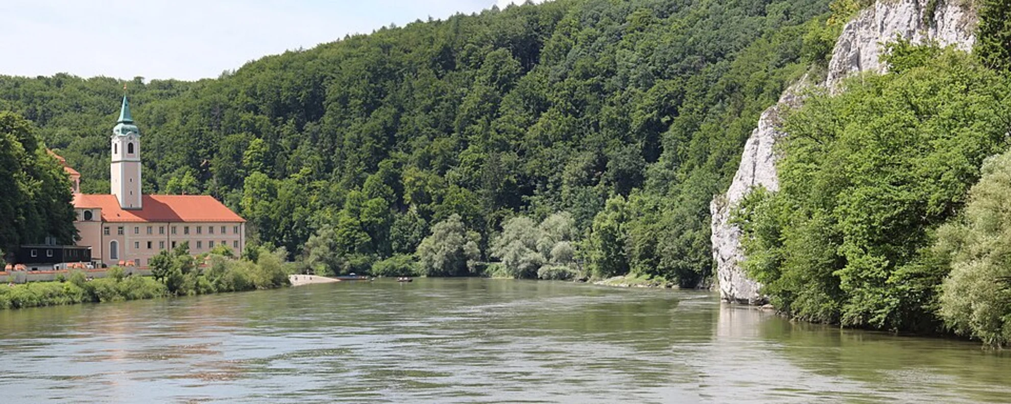 An image depicting the trail Altmühltal Panoramaweg and Donau Panoramaweg and its surrounding area.