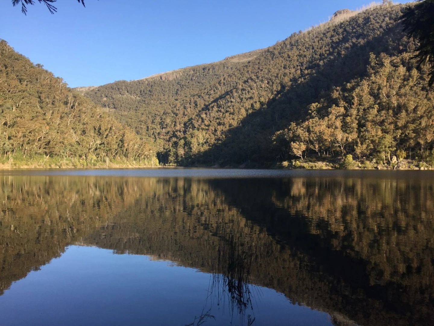 An image depicting the trail Lake Tali Karng - Hidden Lake Circuit Trail and its surrounding area.