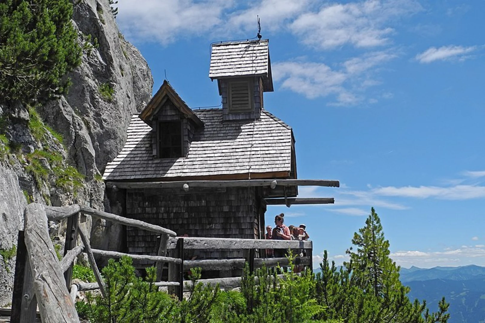An image depicting the trail Friedenskircherl at Stoderzinken and its surrounding area.