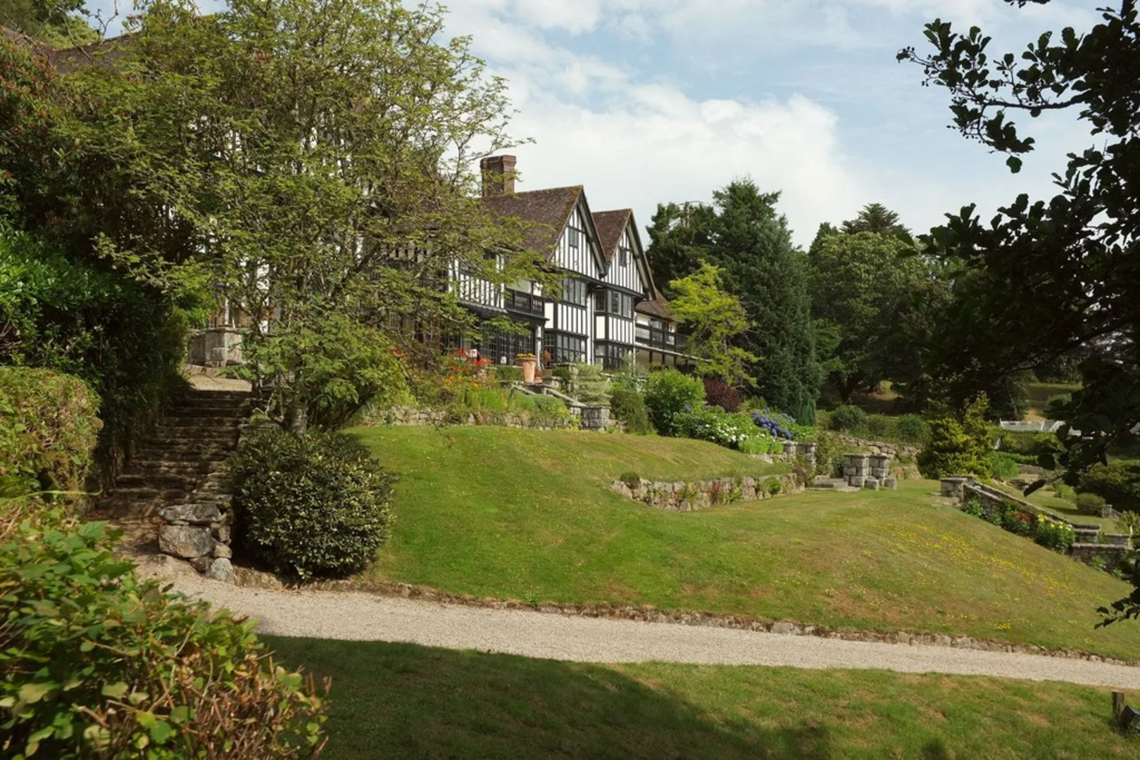 An image depicting the trail Scorhill Down and Gidleigh Park Loop and its surrounding area.