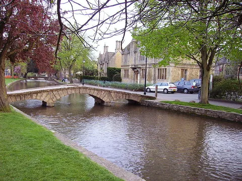 An image depicting the trail Bourton-on-the Water Circular and its surrounding area.