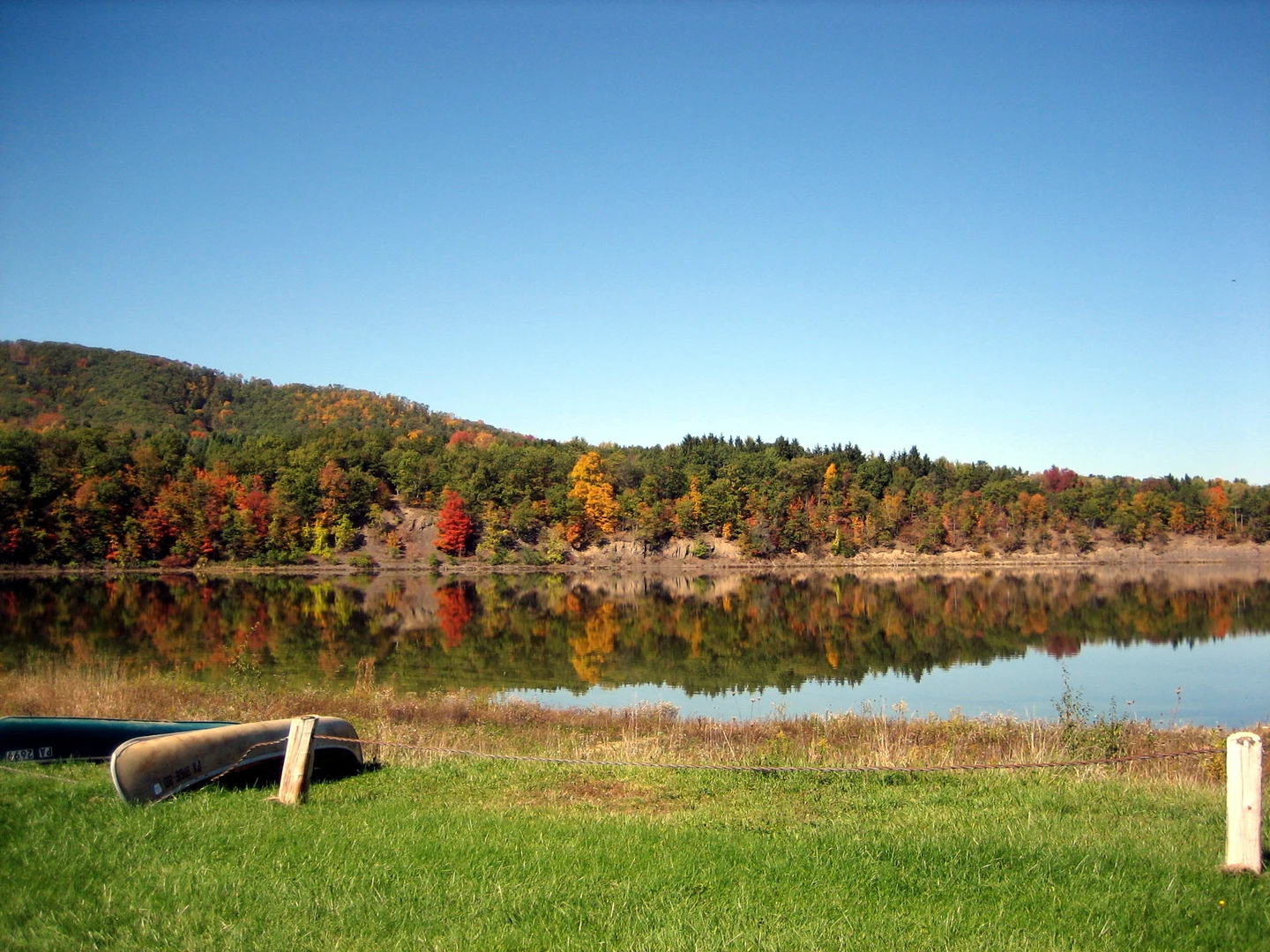 An image depicting the trail Colyer Lake Loop and its surrounding area.