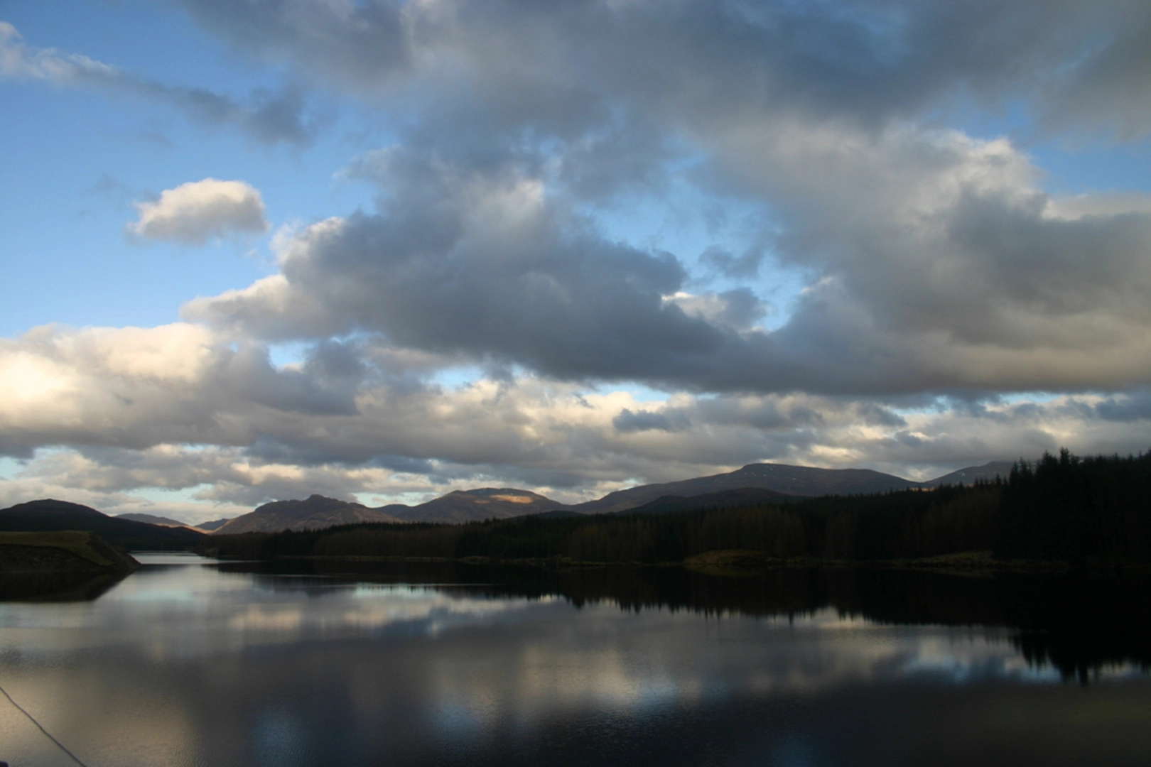 An image depicting the trail Geal Chàrn - Laggan and its surrounding area.