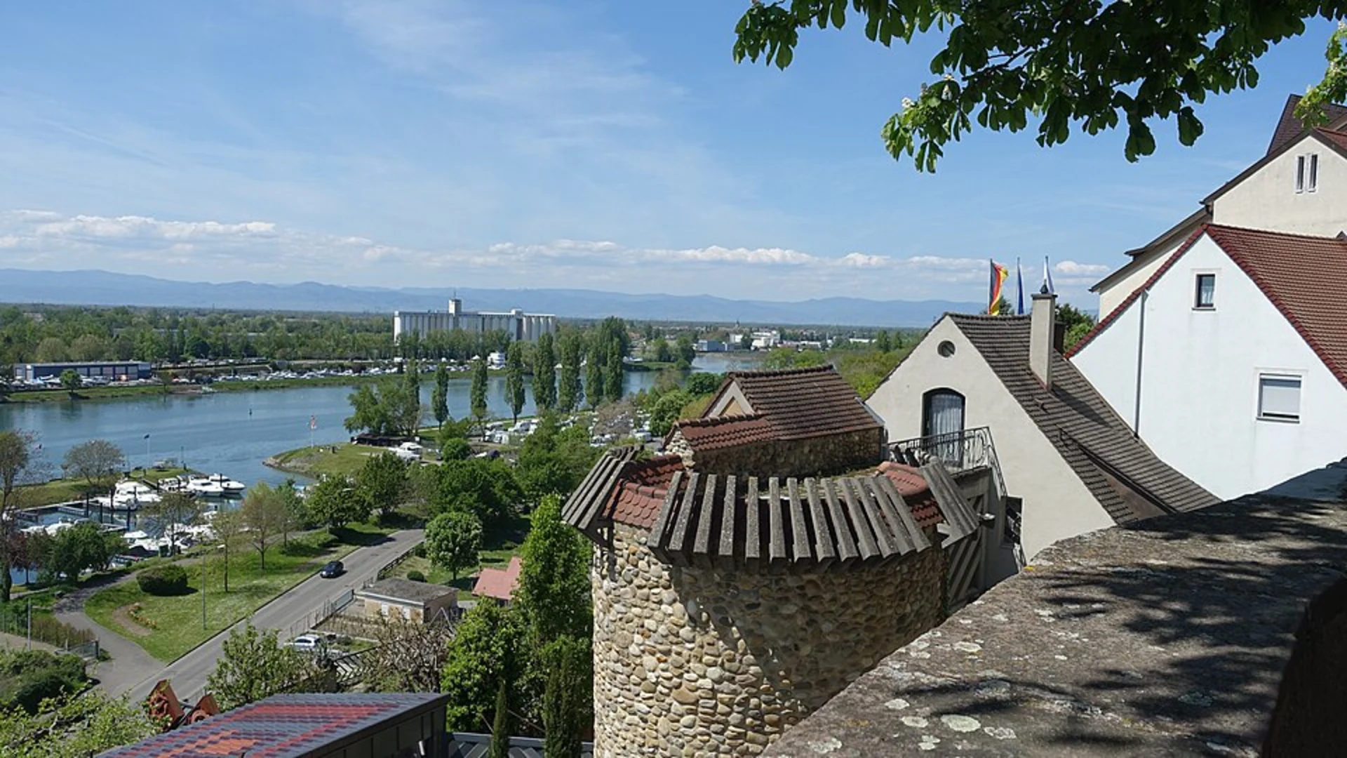 An image depicting the trail Port de plaisance - Fuchs Hafen - Marina sur l'Île du Rhin Loop via Jahnstraße and its surrounding area.