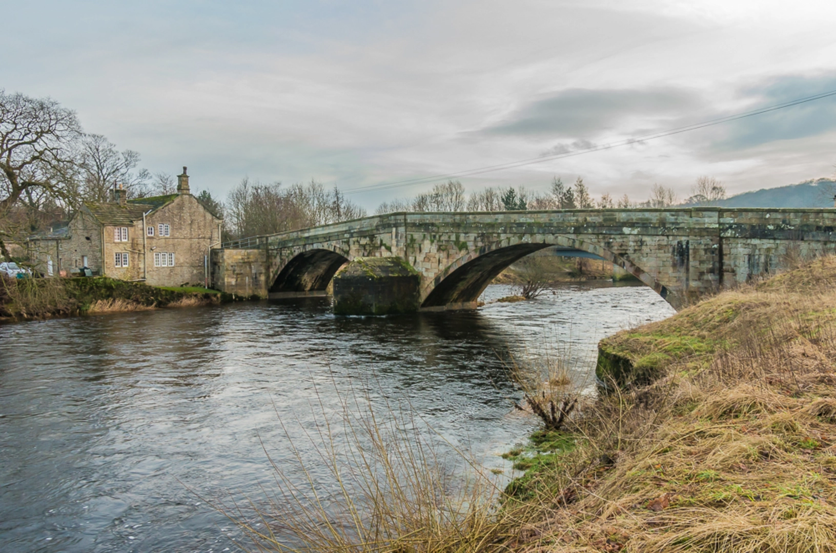 An image depicting the trail Ilkley to Bolton Bridge Loop via River Wharfe and its surrounding area.