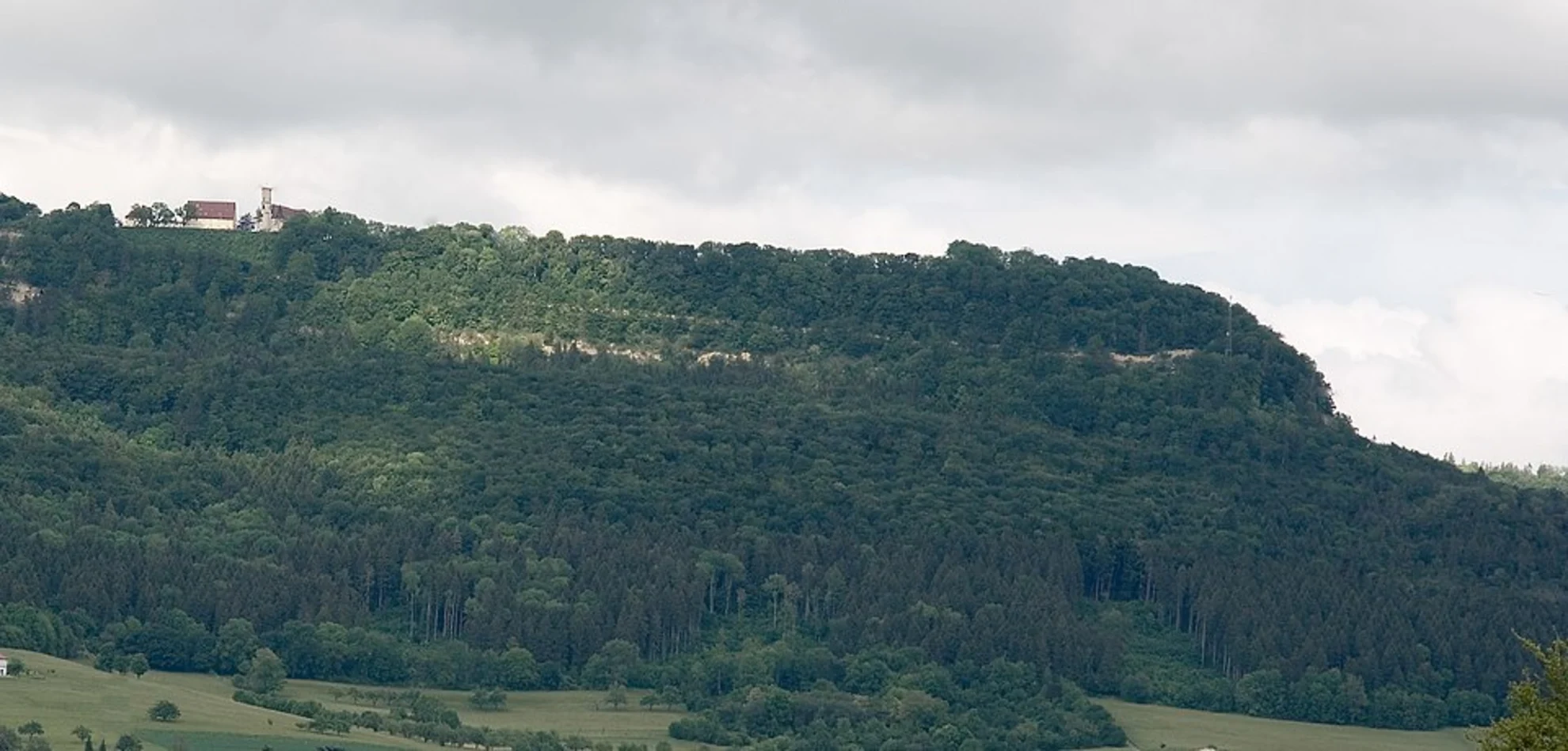 An image depicting the trail Dreifaltigkeitsberg Loop via Heuberg and Blause Raute Gosheim and its surrounding area.