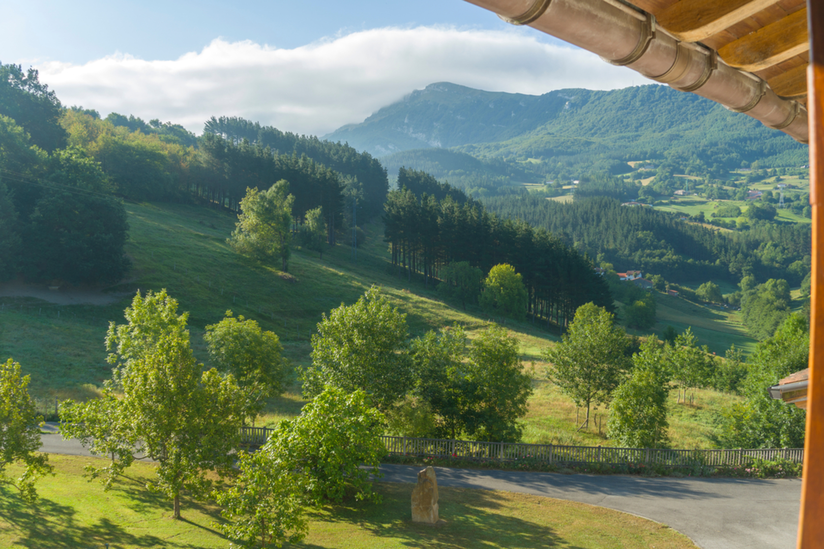 An image depicting the trail Under the skirts of Aloña Oñati West SL GI 10 and its surrounding area.