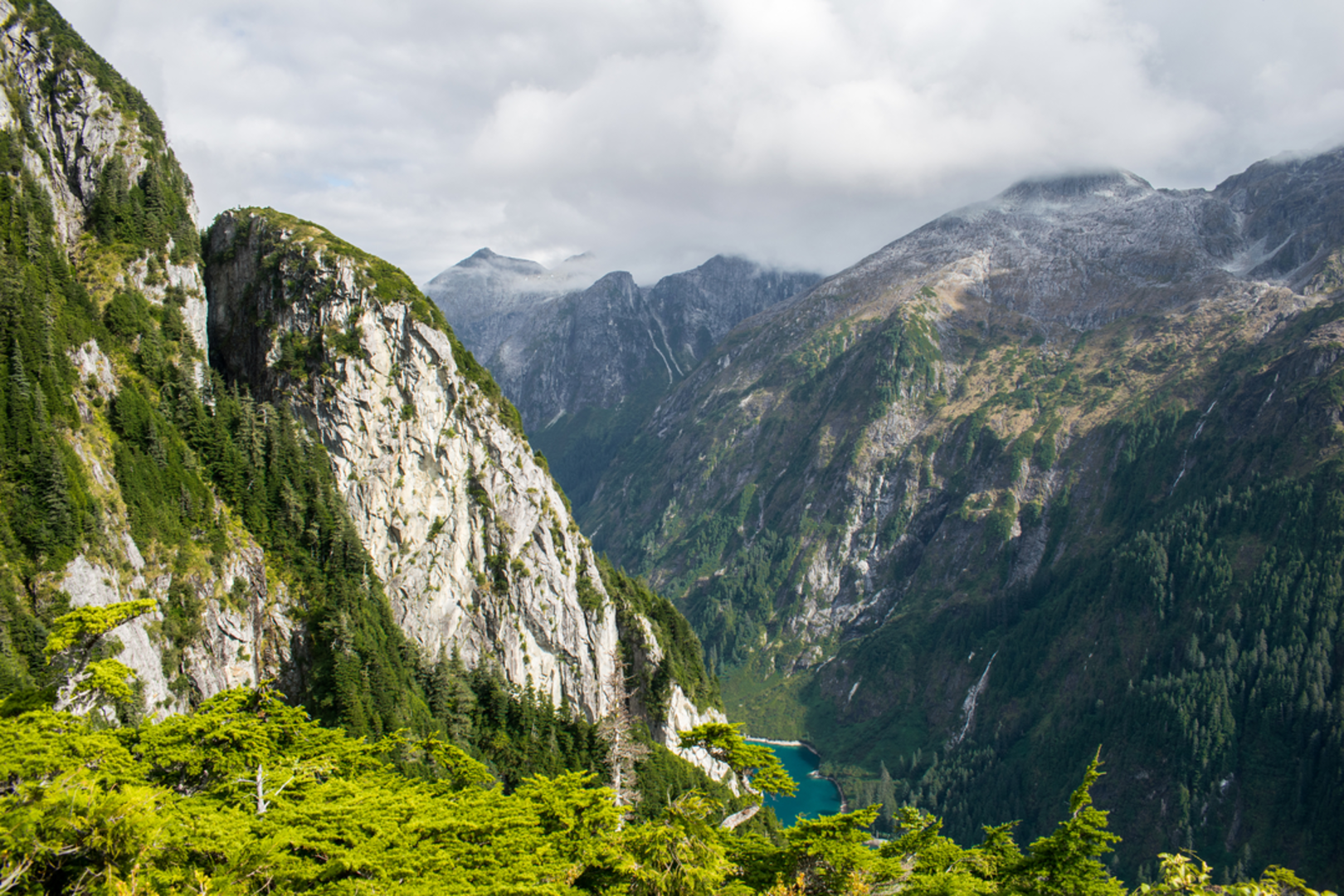 An image depicting the trail Medvejie Lake Trail and its surrounding area.