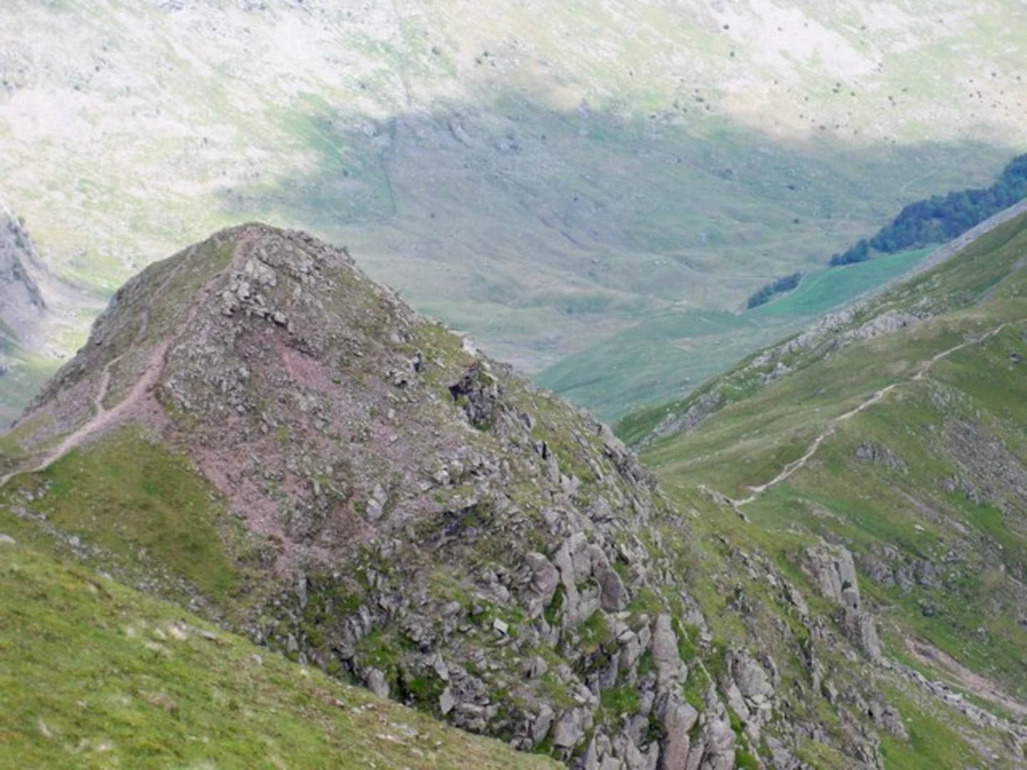 An image depicting the trail St Sunday Crag, Cofa Pike, Fairfield and Grisedale Tarn and its surrounding area.