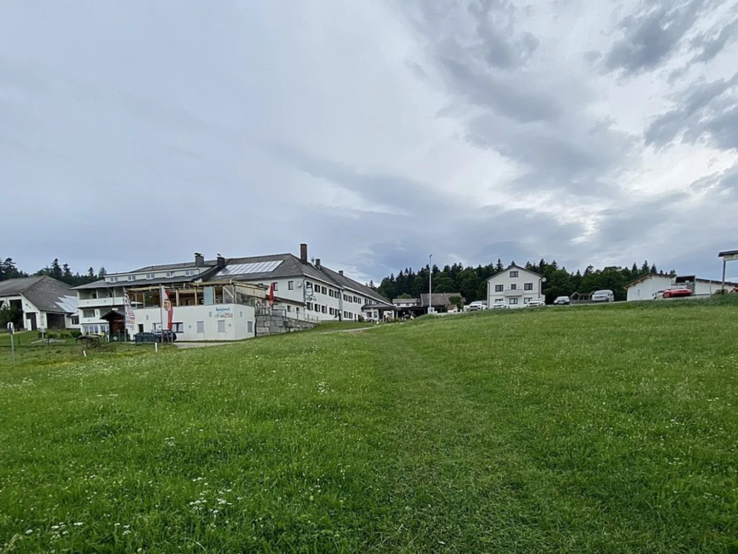 An image depicting the trail Schwemmkanal - Bayrische Au Loop and its surrounding area.