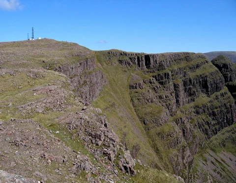 An image depicting the trail Cioch Nose - Sgùrr a'Chaorachain Loop via Applecross Pass and its surrounding area.
