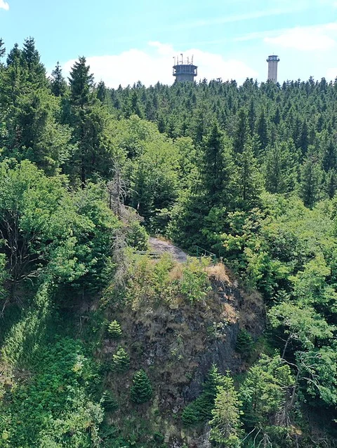 An image depicting the trail Rosenkopf, Hochmoor am Großen Beerberg and Schneekopf Loop and its surrounding area.