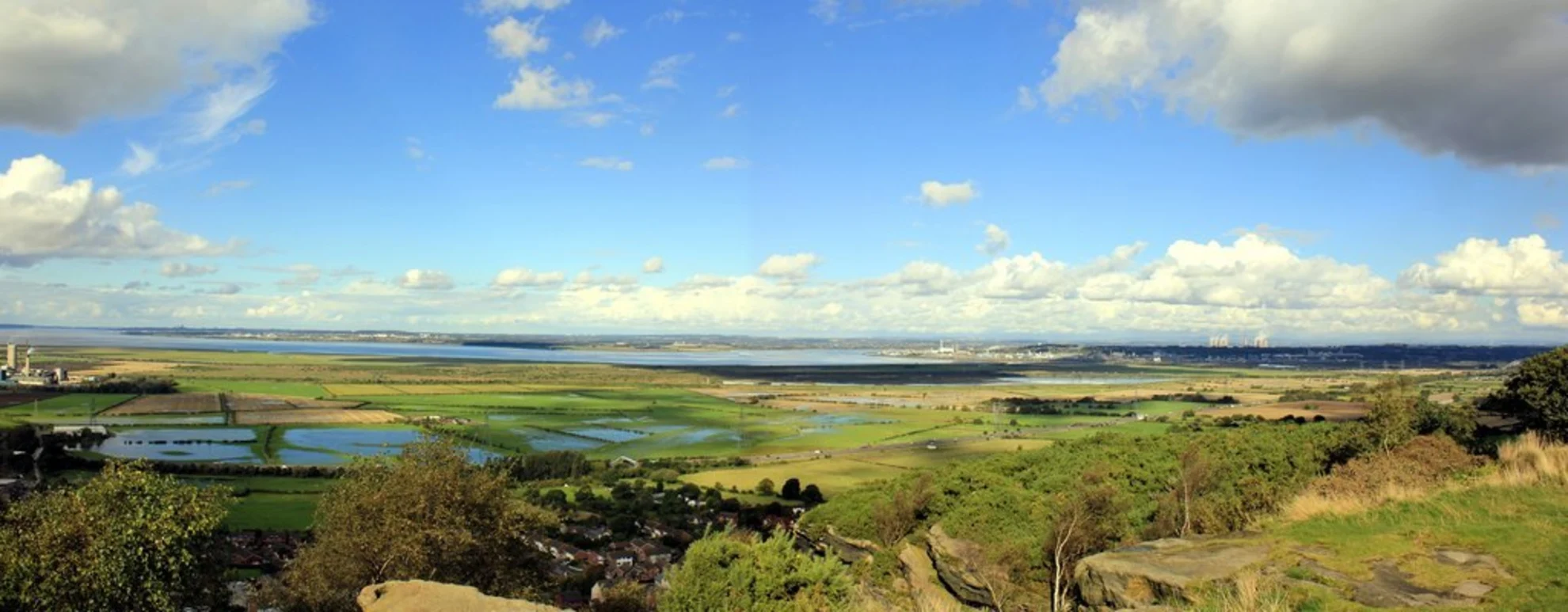 An image depicting the trail Helsby Hill Loop and its surrounding area.