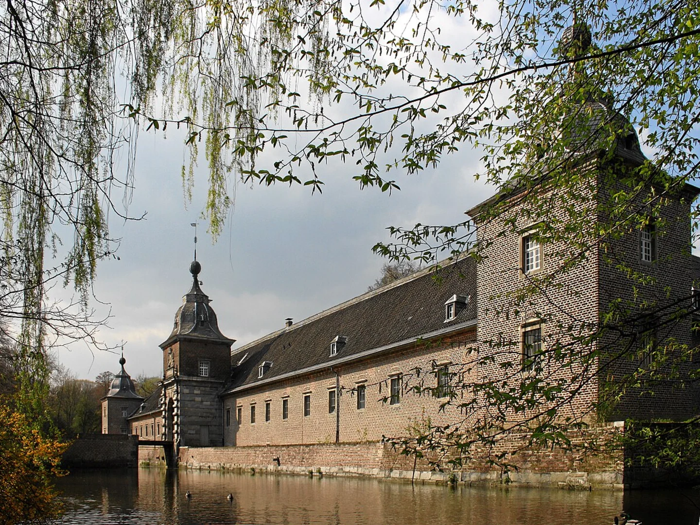 An image depicting the trail Schlosspark Heltorf Loop and its surrounding area.