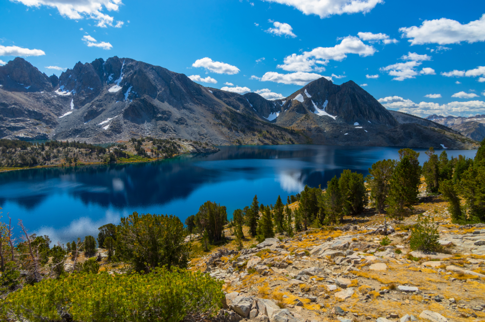 An image depicting the trail Purple Lake via Duck Lake Trail and its surrounding area.