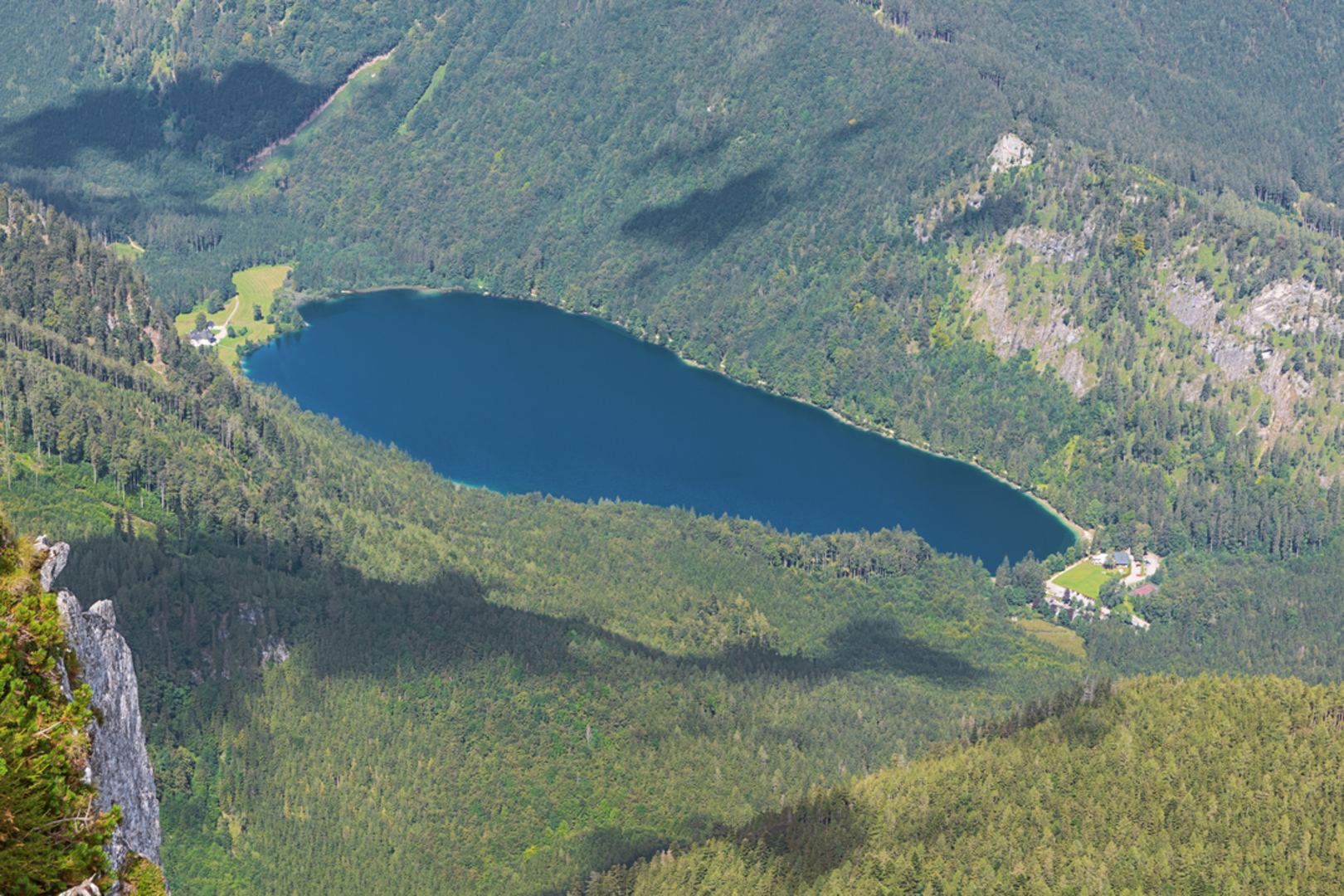 An image depicting the trail Vorderer and Hinterer Langbathsee Lake Loop and its surrounding area.