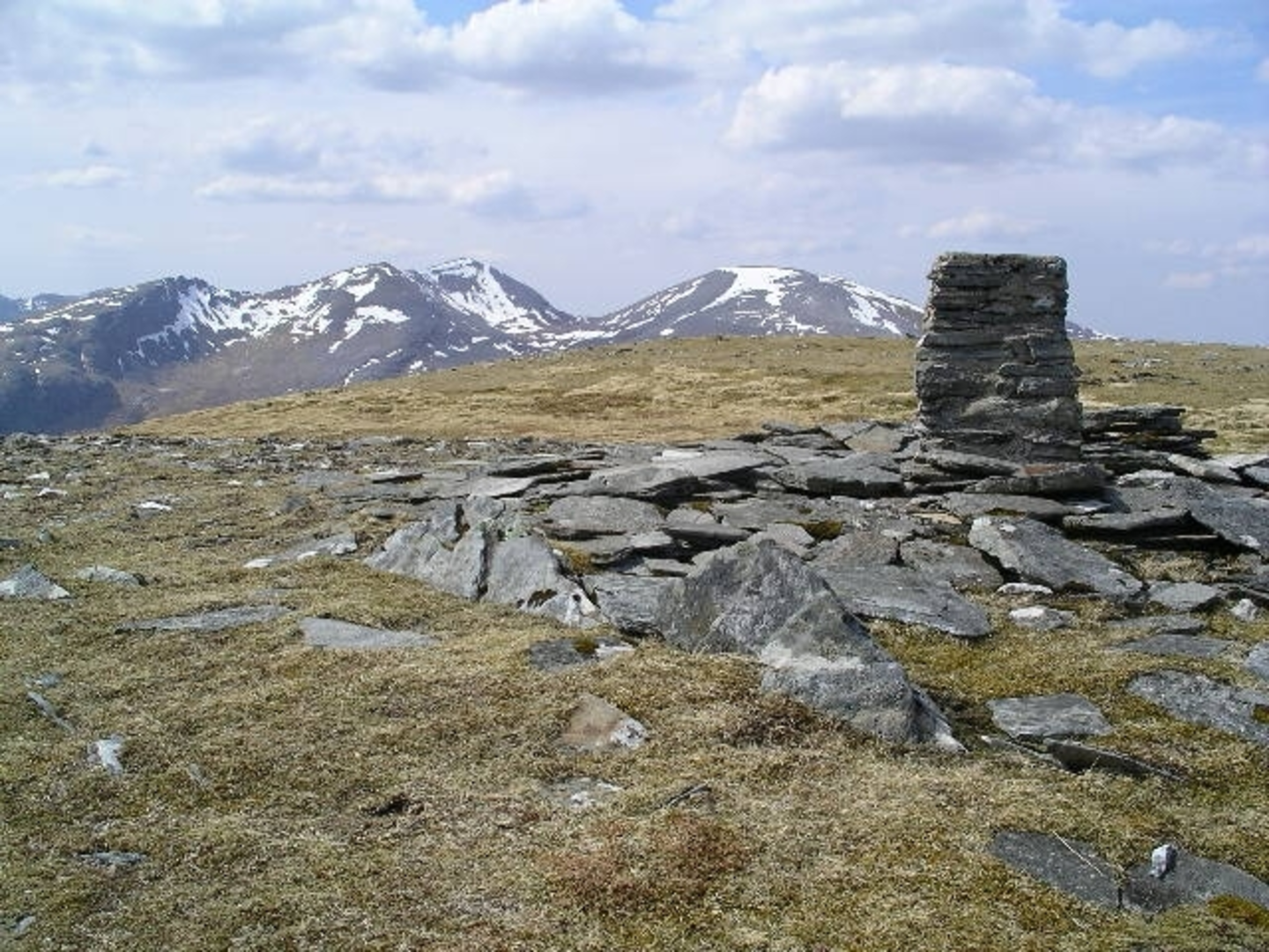 An image depicting the trail Creag Rainich and its surrounding area.