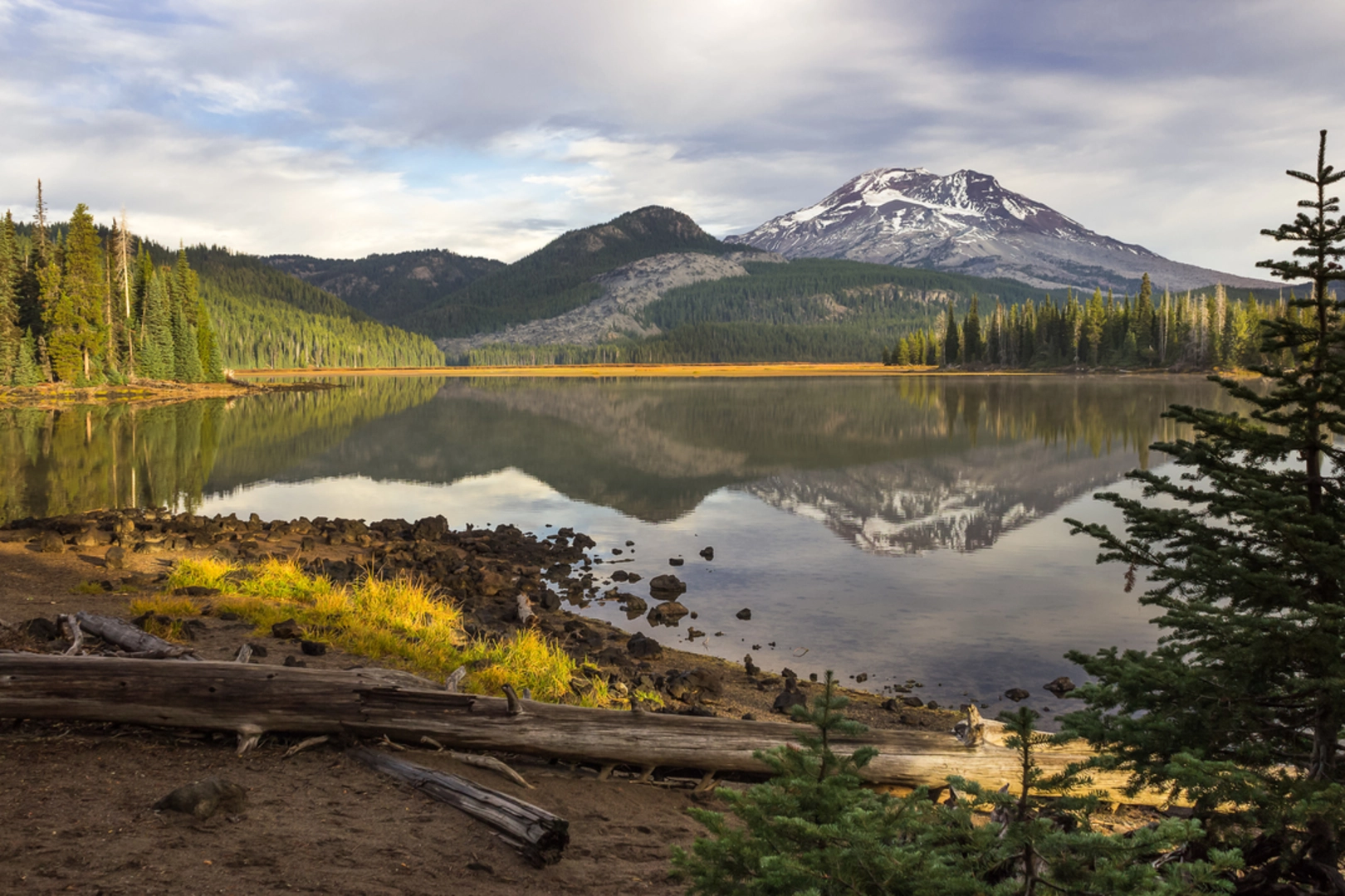 An image depicting the trail Le Conte Crater Trail via Mirror Lakes Trail and its surrounding area.