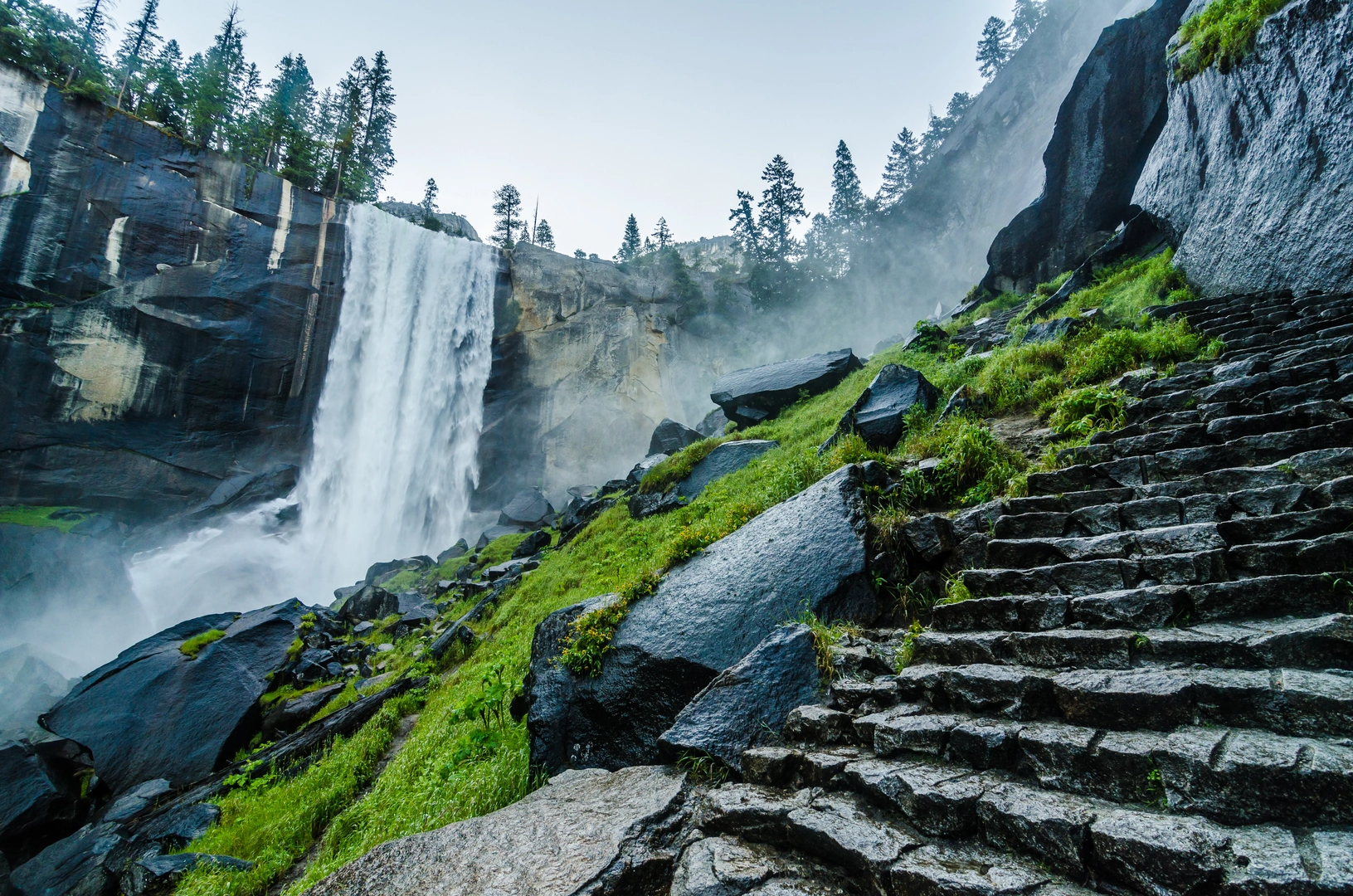 An image depicting the trail Mist Trail and John Muir Trail and its surrounding area.