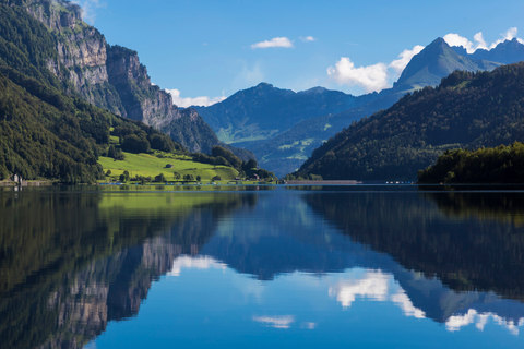 An image depicting the trail Glarus Nord to Lake Obersee and Lake Klöntal and its surrounding area.