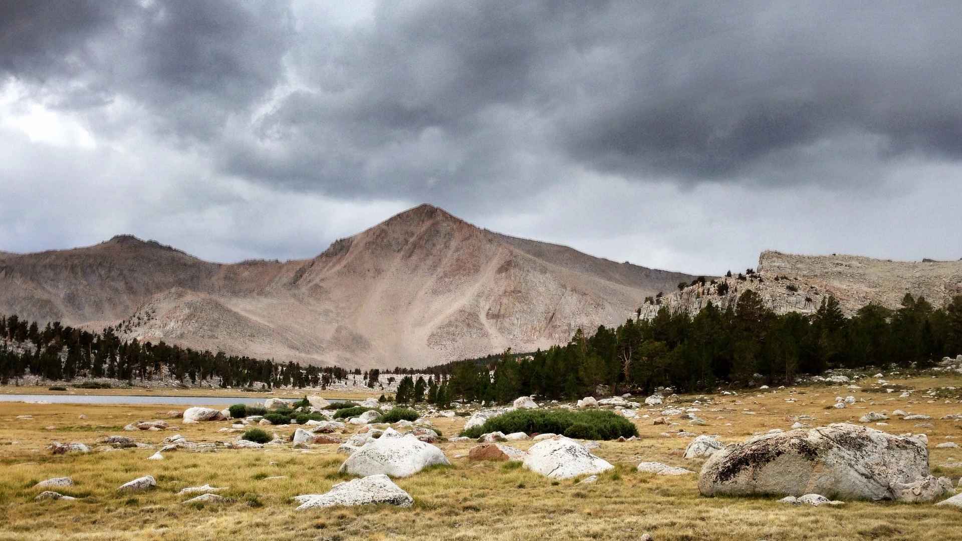 An image depicting the trail Cirque Peak and New Army Pass via Cottonwood Lakes Trail and its surrounding area.