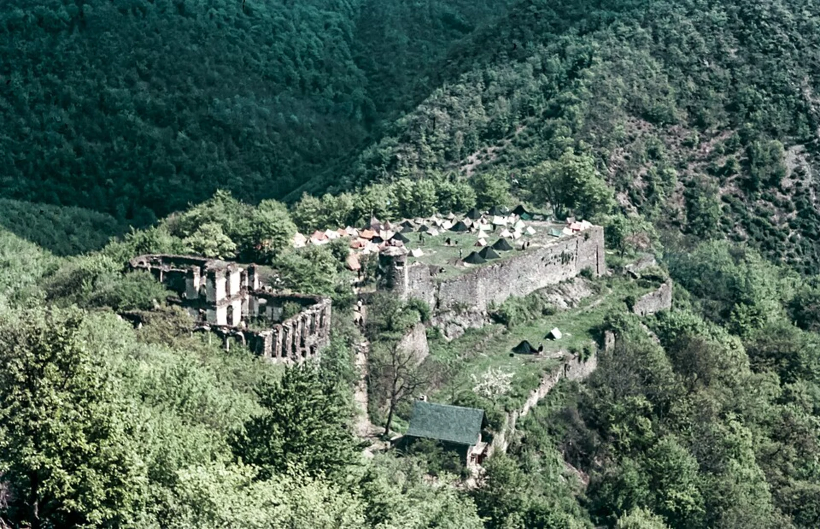 An image depicting the trail Burgruine Waldeck via Marterlweg and its surrounding area.